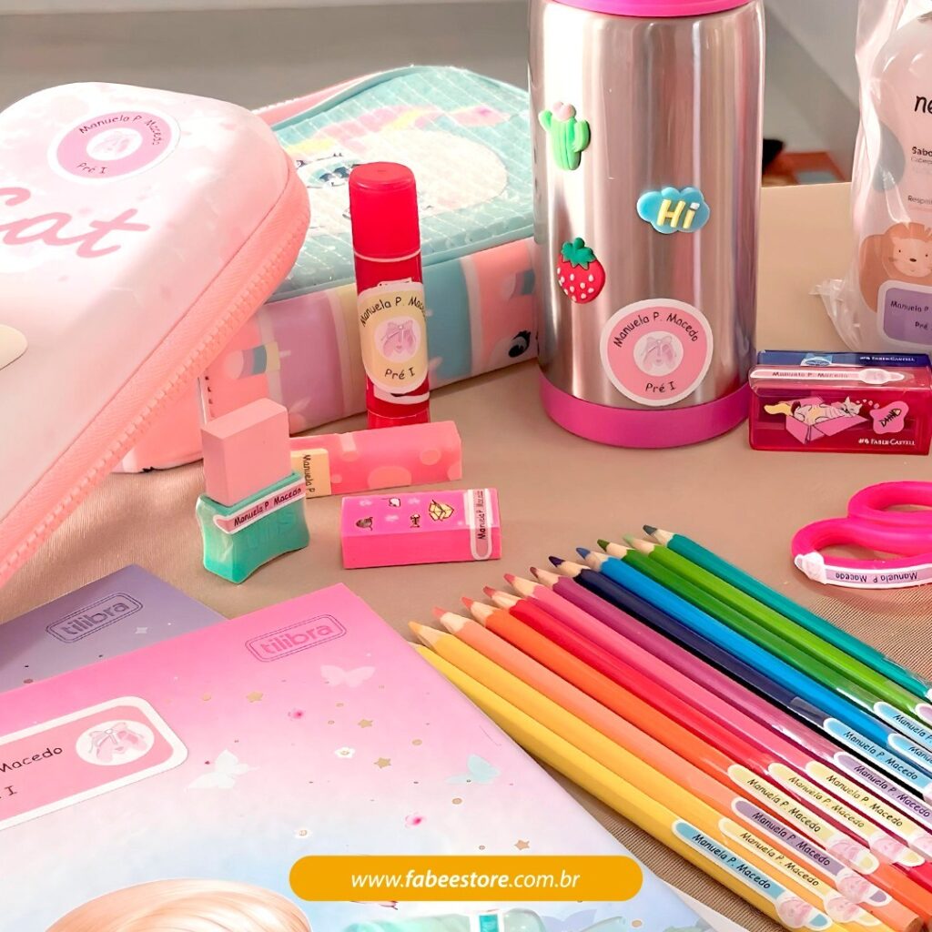 material escolar identificado com etiqueta escolar personalizada
